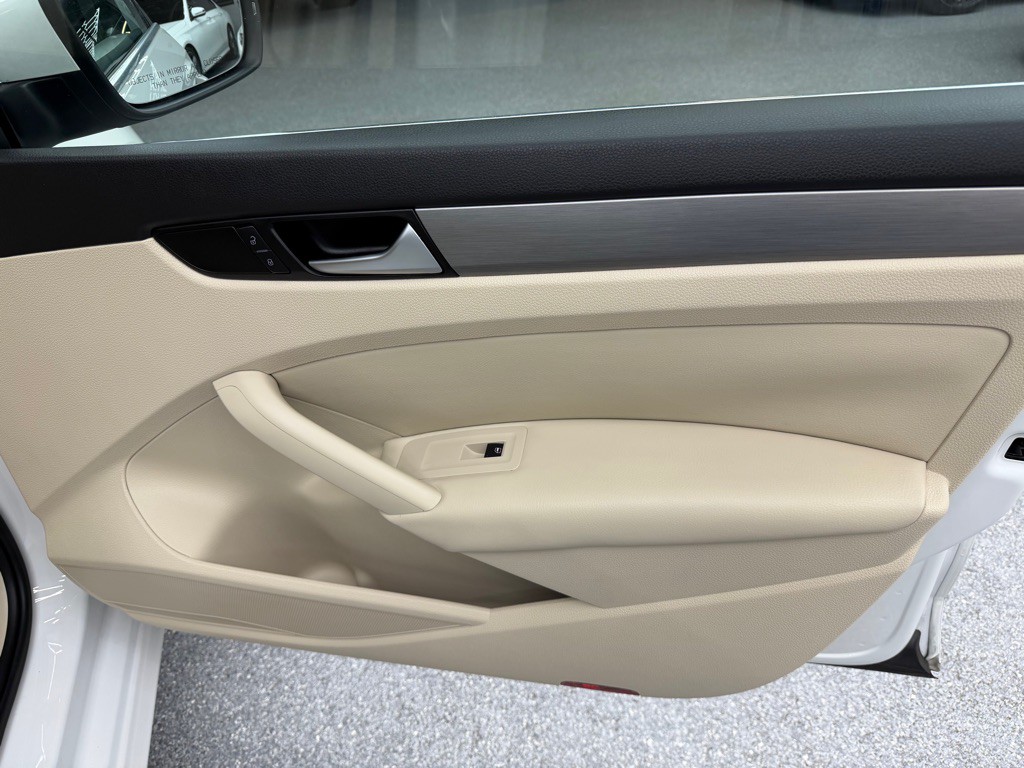2015 Volkswagen Passat Image 18