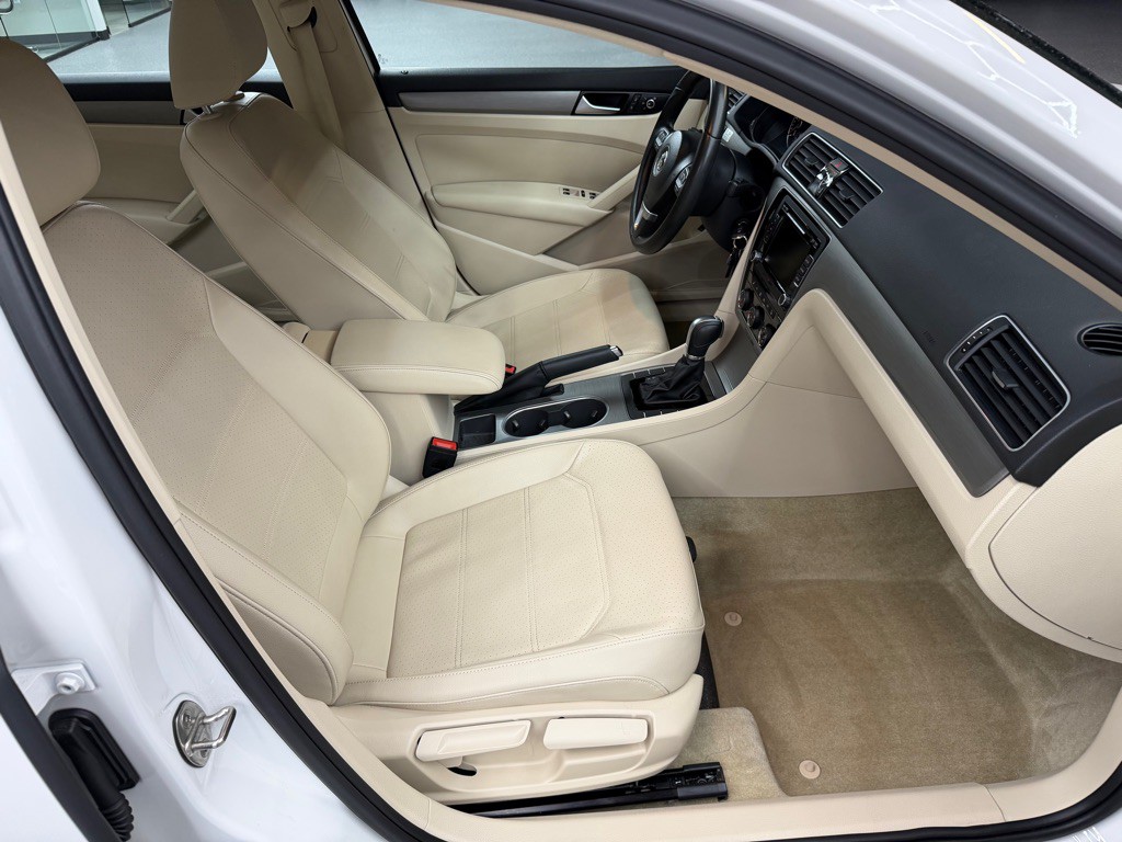 2015 Volkswagen Passat Image 20