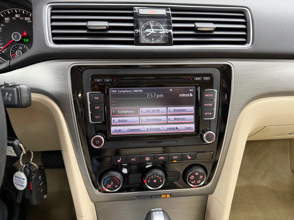 2015 Volkswagen Passat Image 23