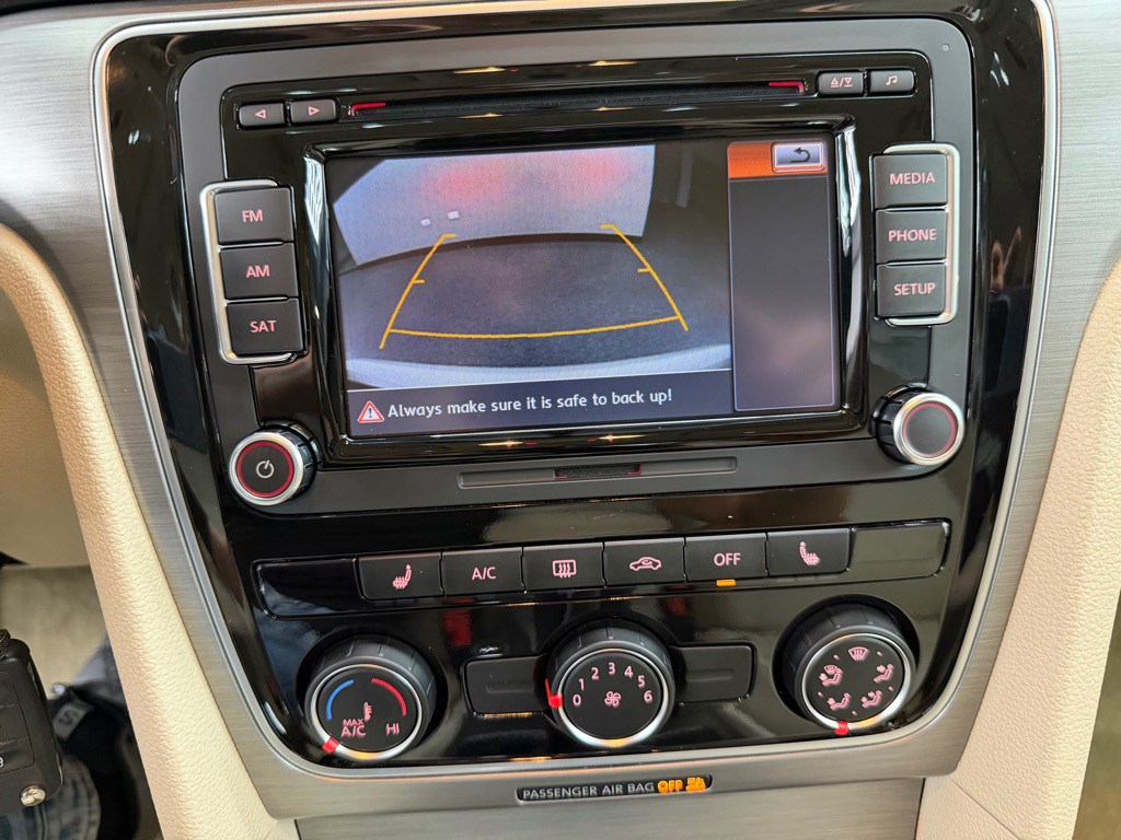 2015 Volkswagen Passat Image 24