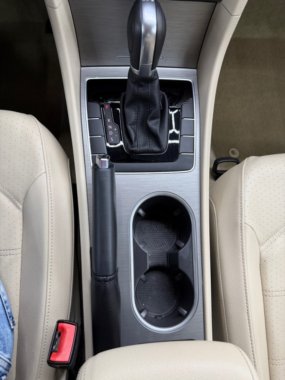 2015 Volkswagen Passat Image 25