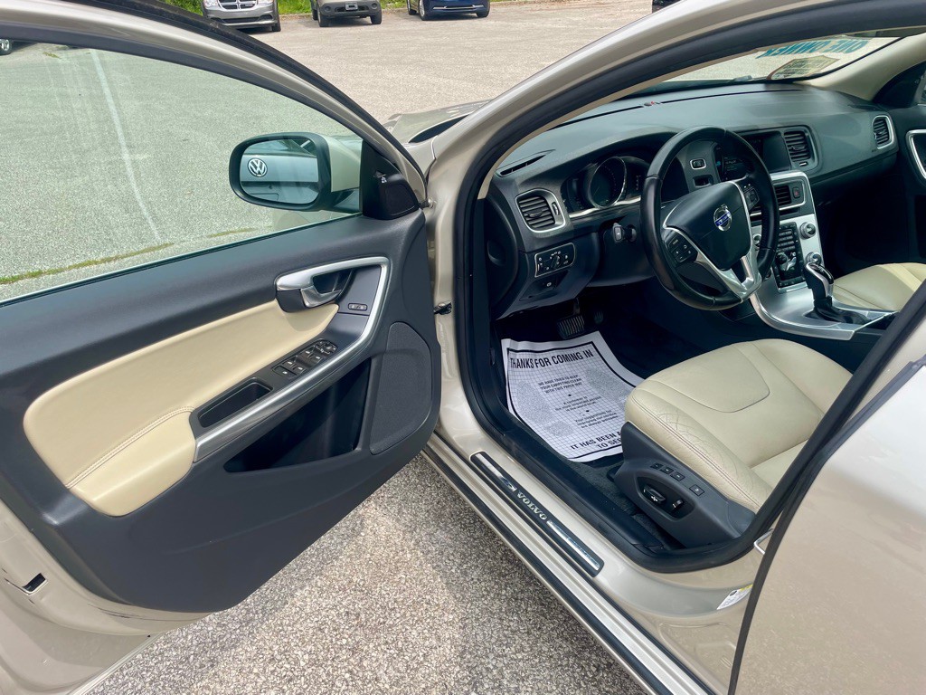 2017 Volvo V60 Image 9