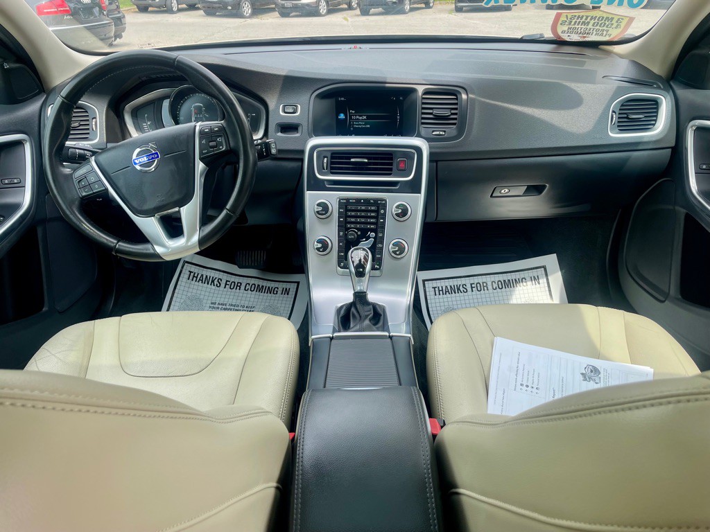2017 Volvo V60 Image 10