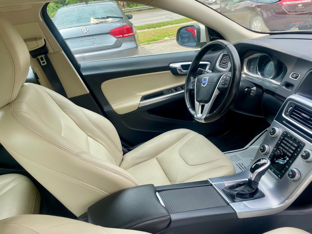 2017 Volvo V60 Image 11