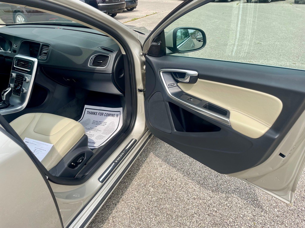 2017 Volvo V60 Image 12