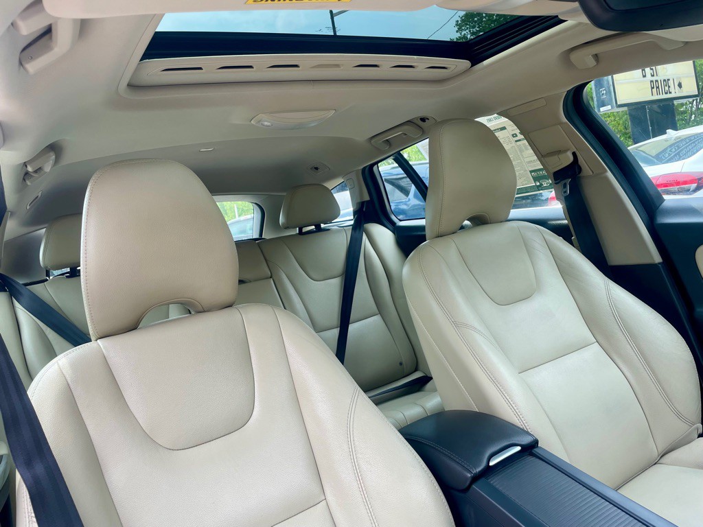 2017 Volvo V60 Image 13
