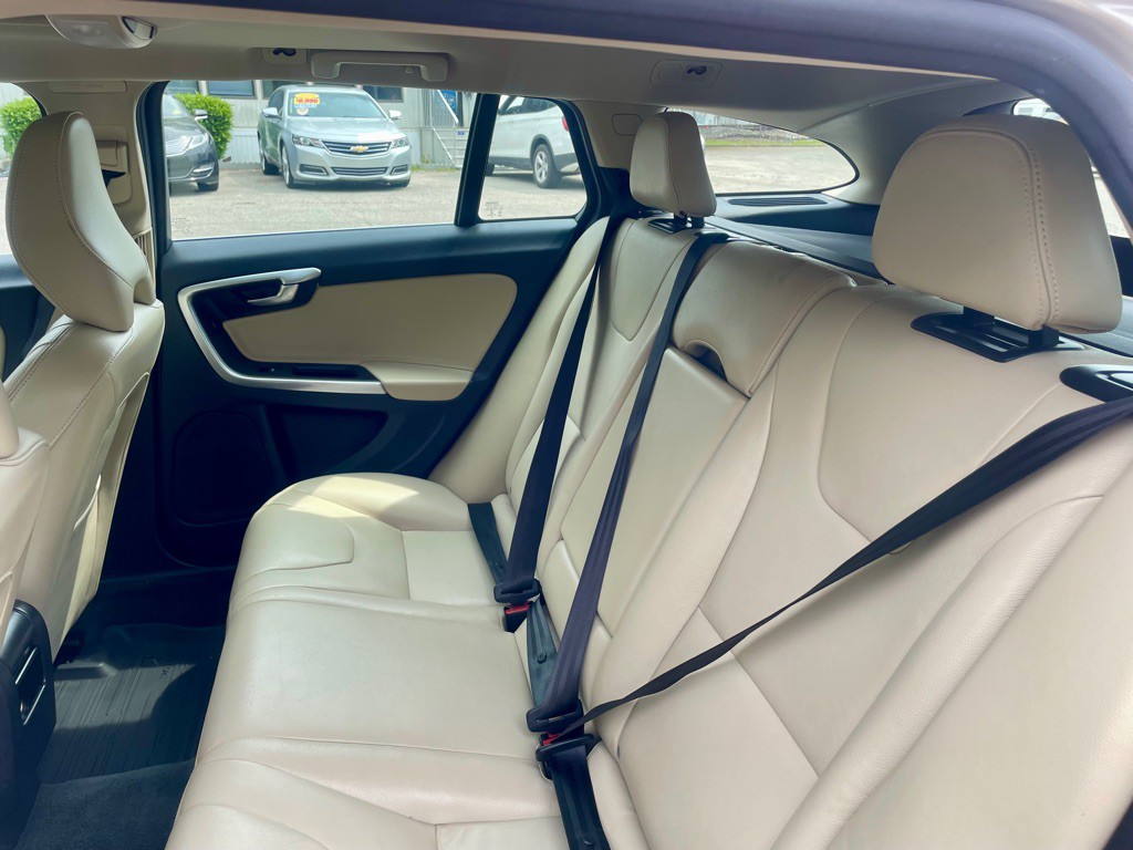 2017 Volvo V60 Image 15