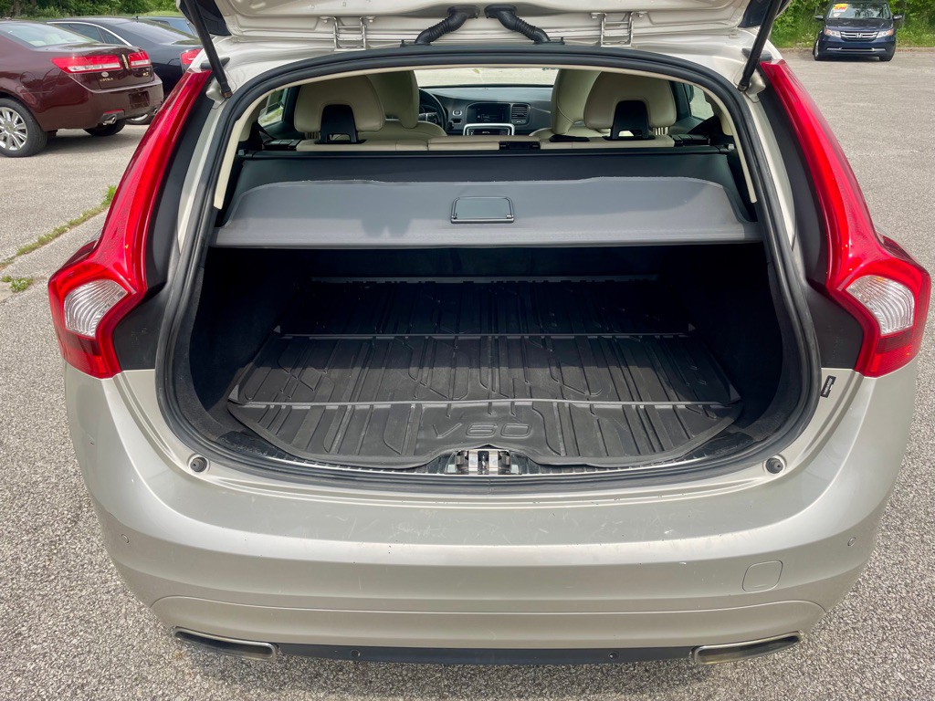 2017 Volvo V60 Image 16