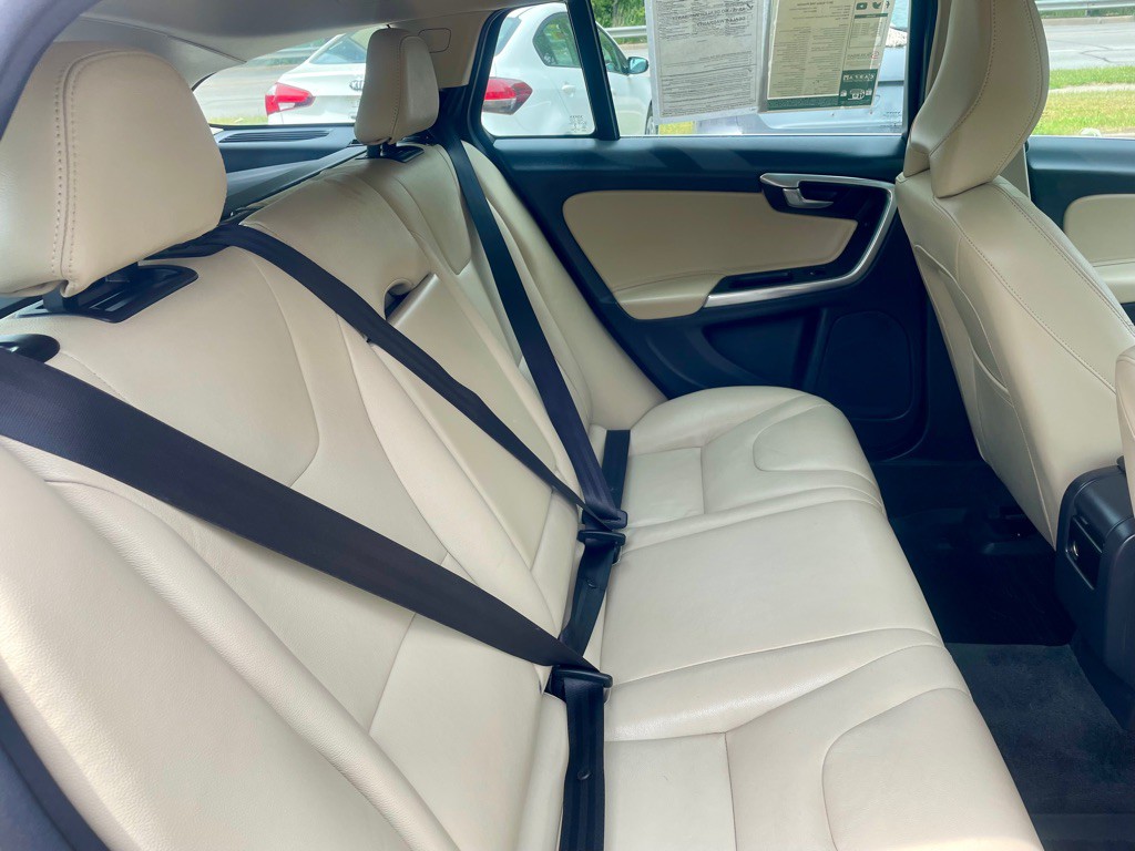 2017 Volvo V60 Image 17