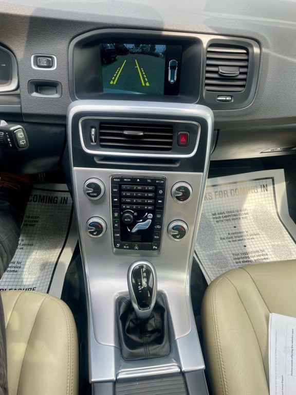 2017 Volvo V60 Image 18