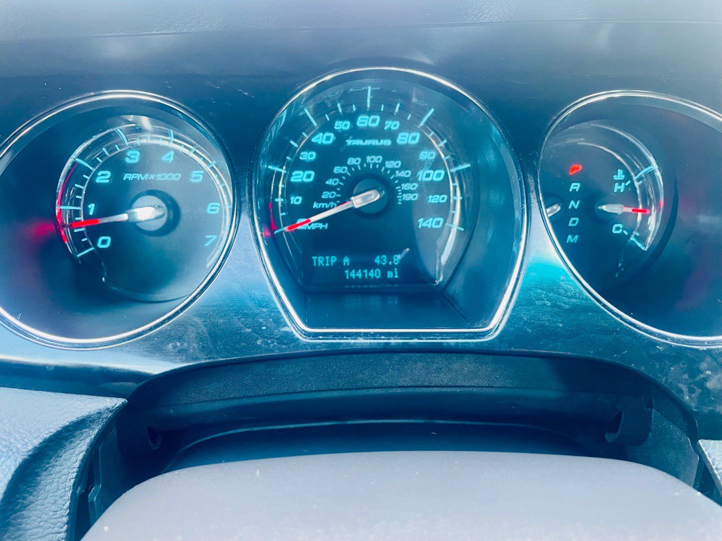 2010 Ford Taurus Image 18