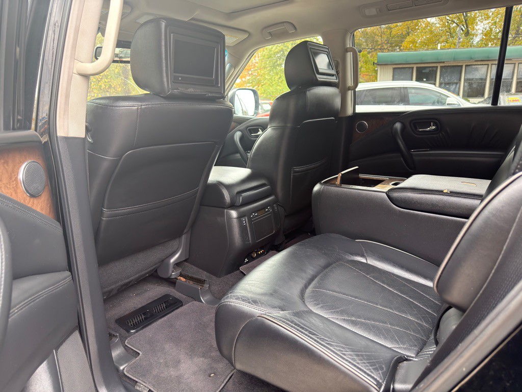 2012 INFINITI QX56 Image 9