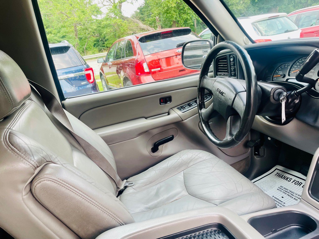 2004 GMC Yukon Image 12