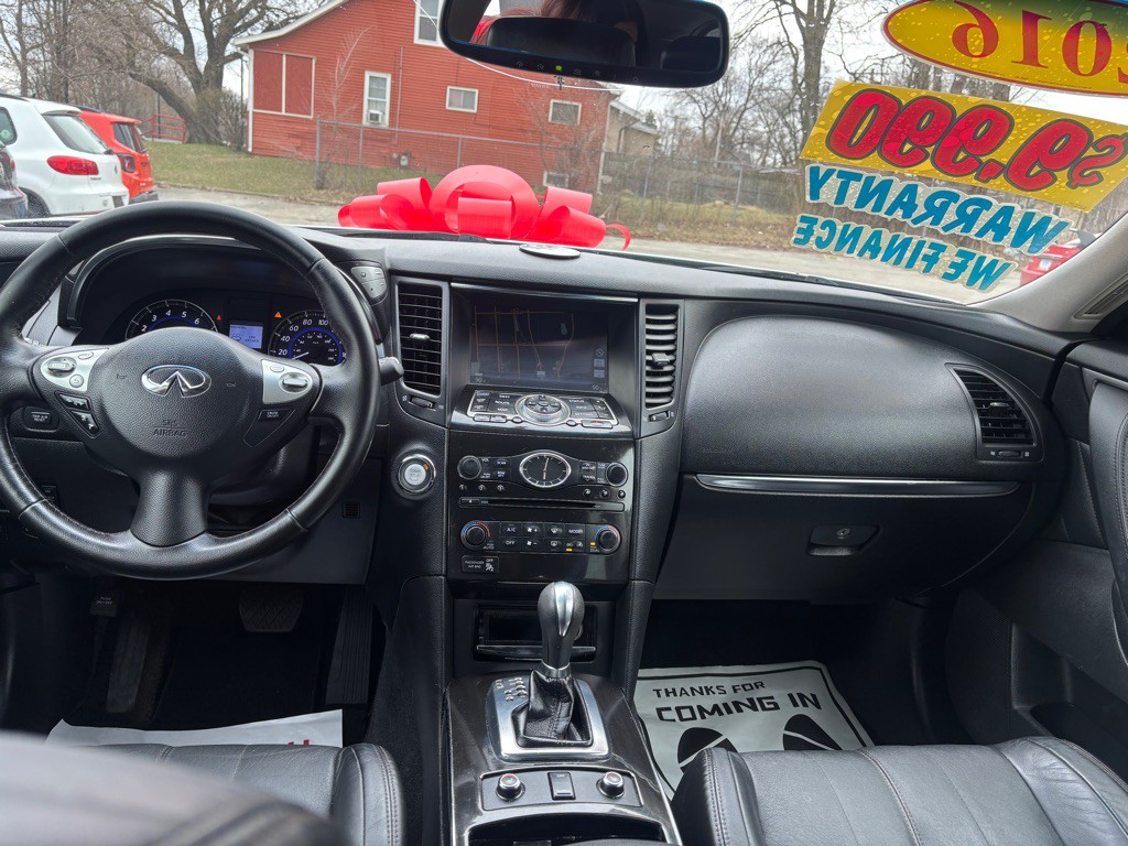2016 INFINITI QX70 Image 11