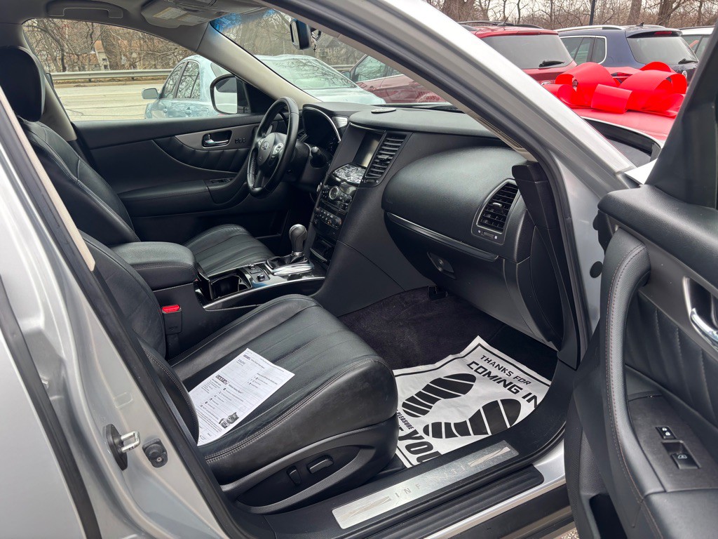 2016 INFINITI QX70 Image 12