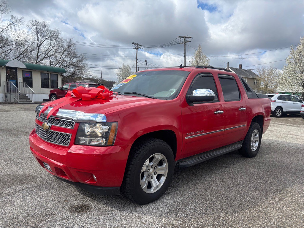 2011 Chevrolet Avalanche Image 3