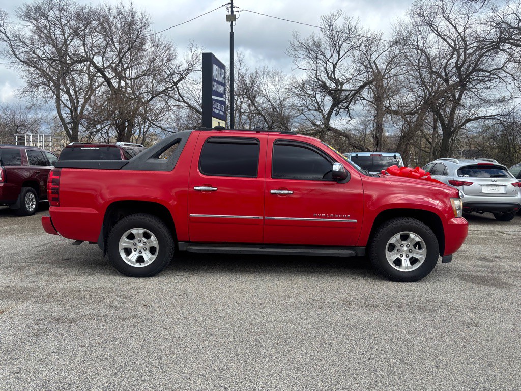 2011 Chevrolet Avalanche Image 4
