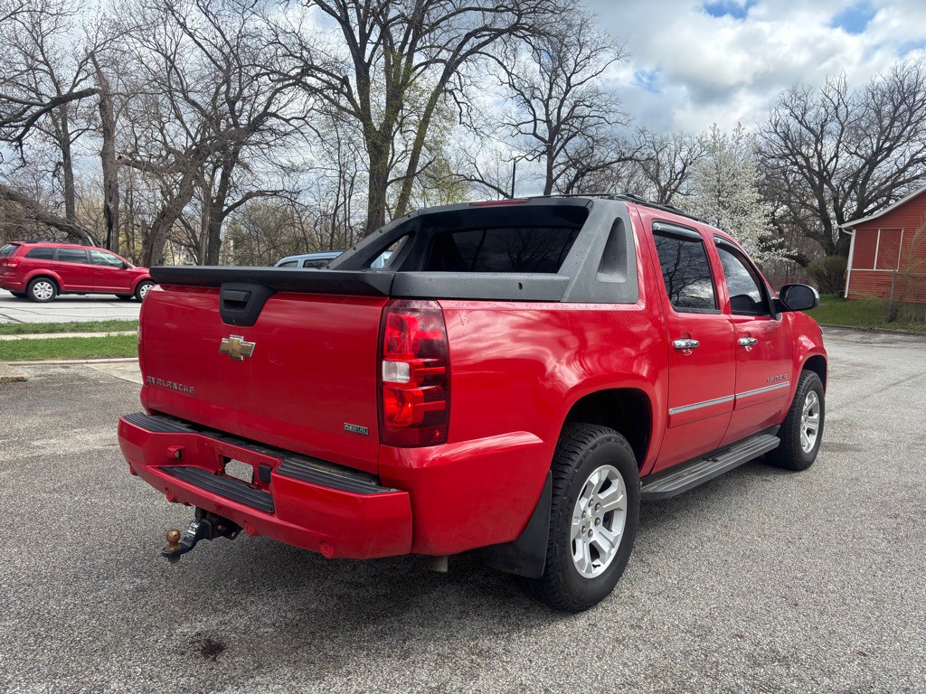 2011 Chevrolet Avalanche Image 5