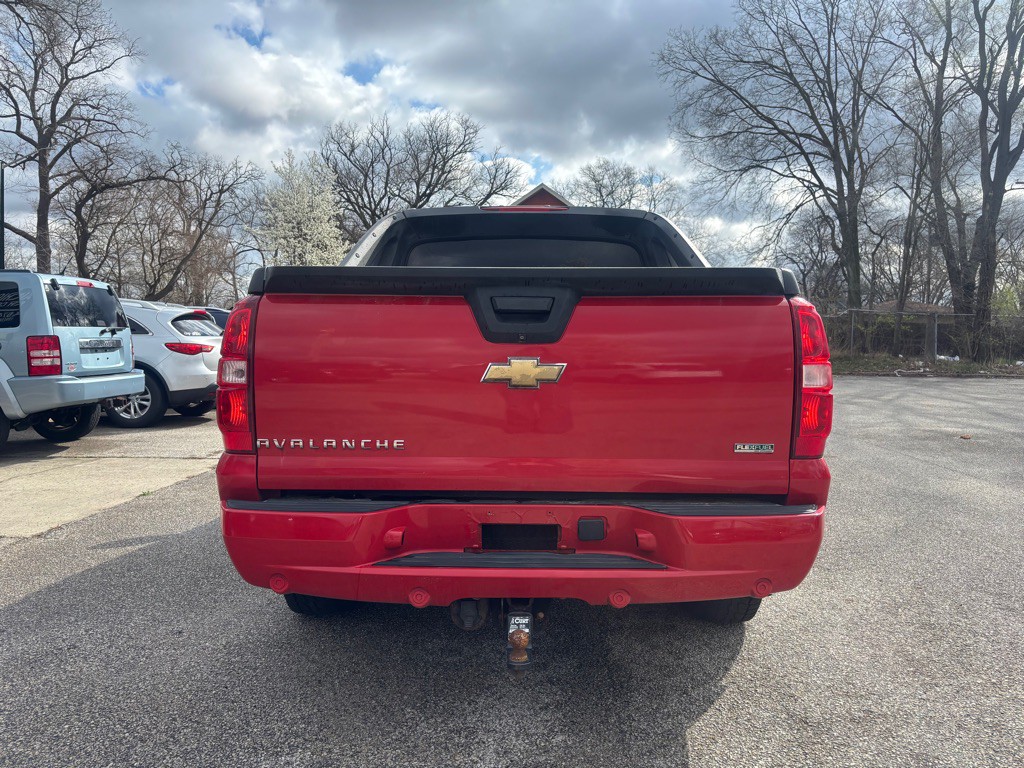 2011 Chevrolet Avalanche Image 6