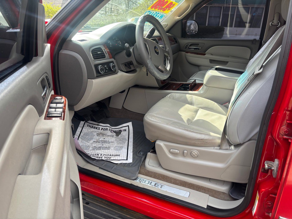 2011 Chevrolet Avalanche Image 8