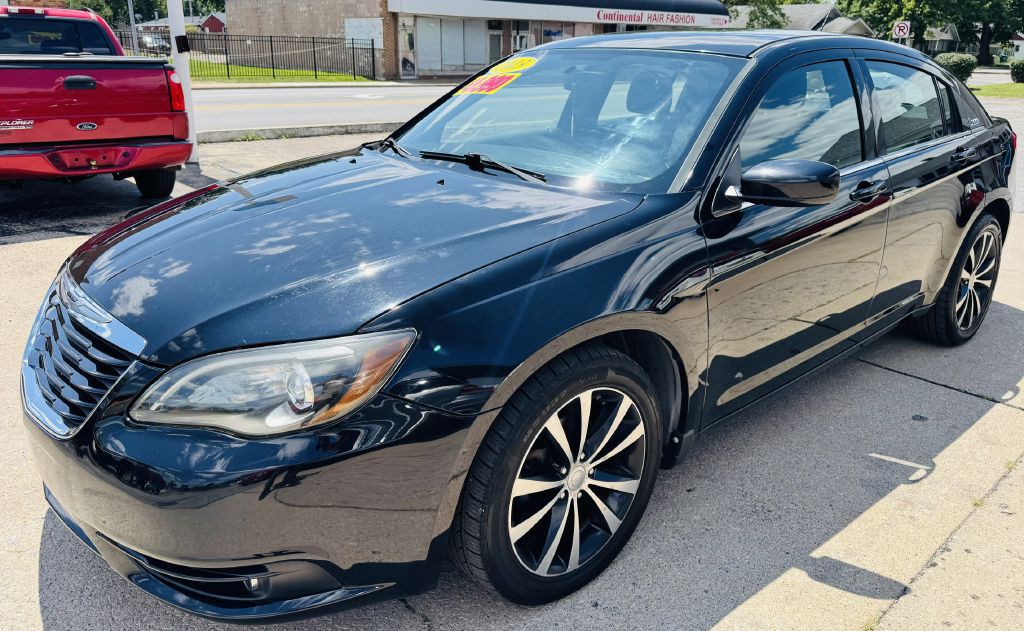 2013 Chrysler 200 Image 1