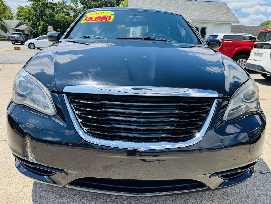 2013 Chrysler 200 Image 2