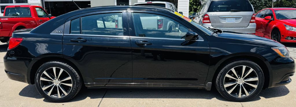 2013 Chrysler 200 Image 4