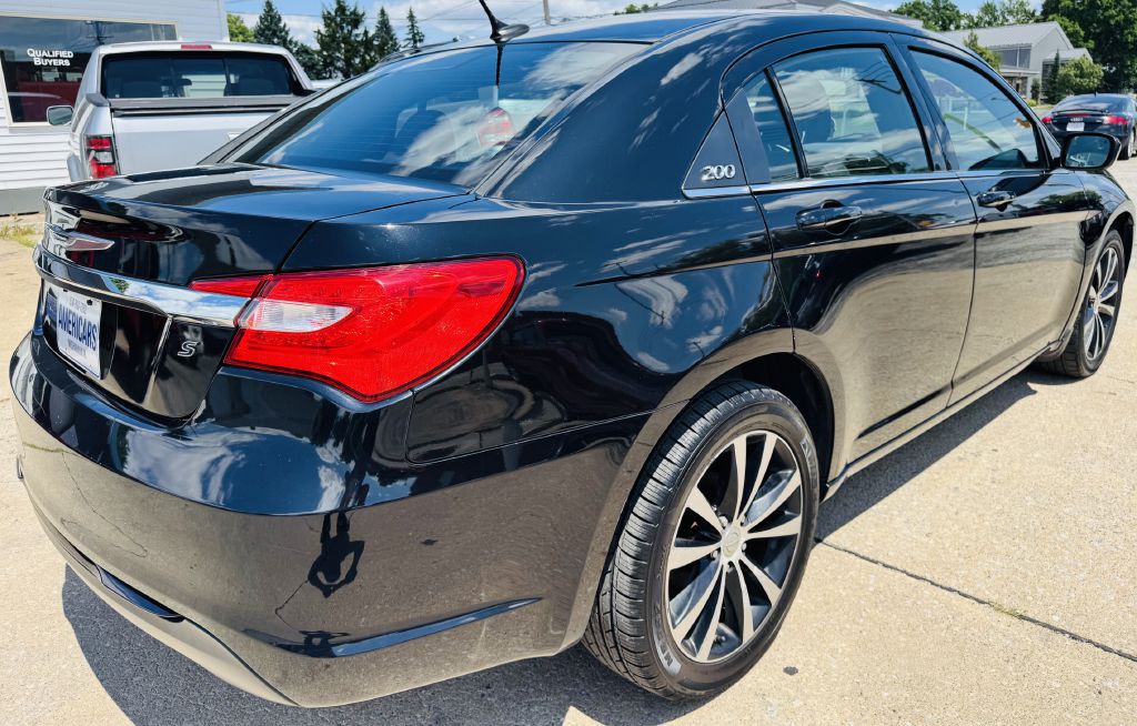 2013 Chrysler 200 Image 5