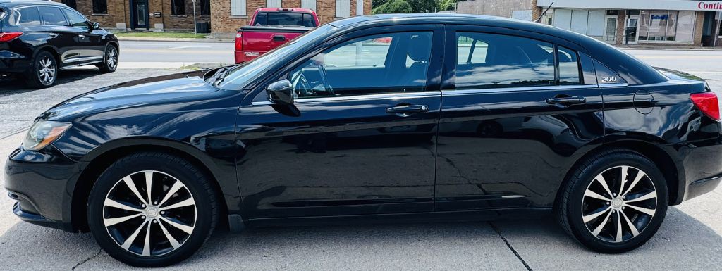 2013 Chrysler 200 Image 8
