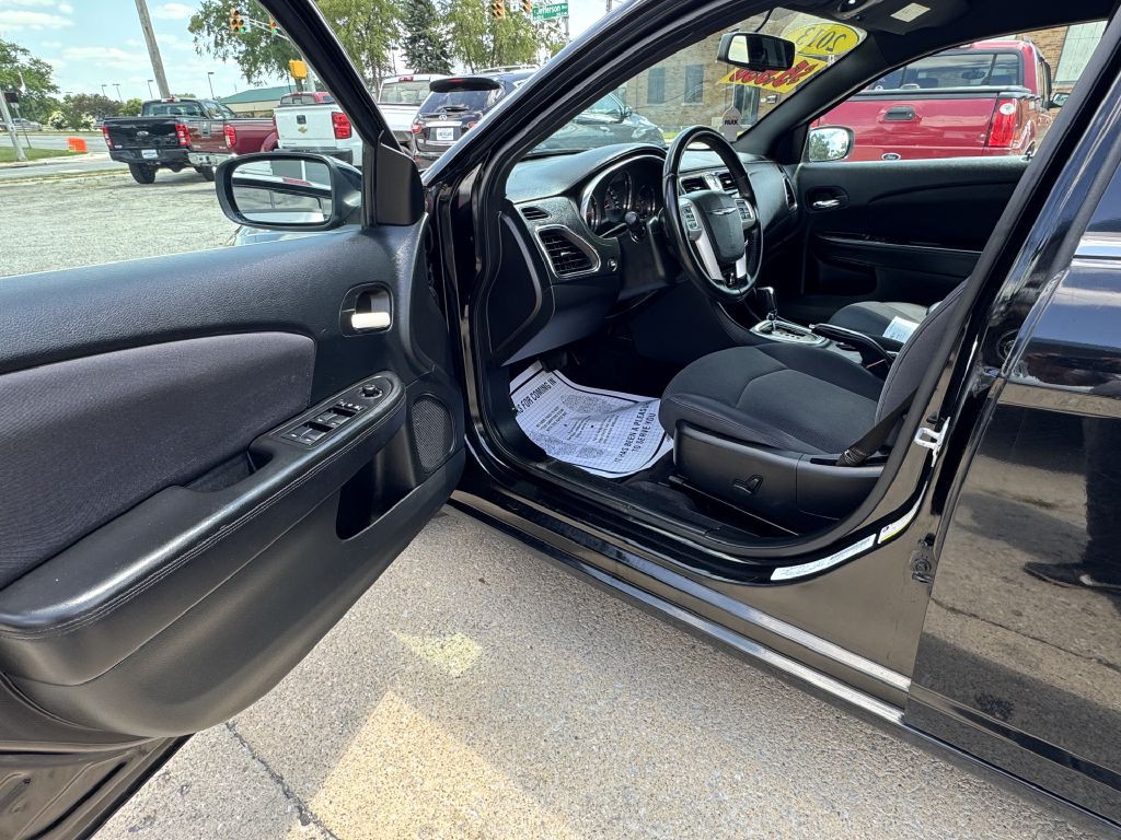 2013 Chrysler 200 Image 9
