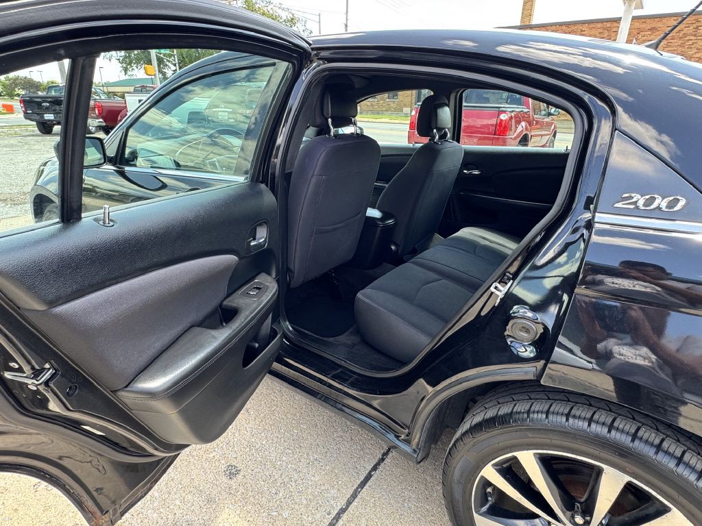 2013 Chrysler 200 Image 10
