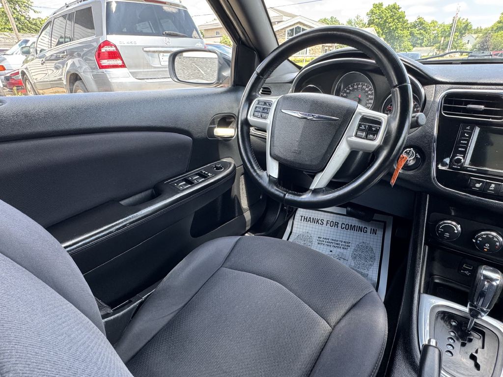 2013 Chrysler 200 Image 13