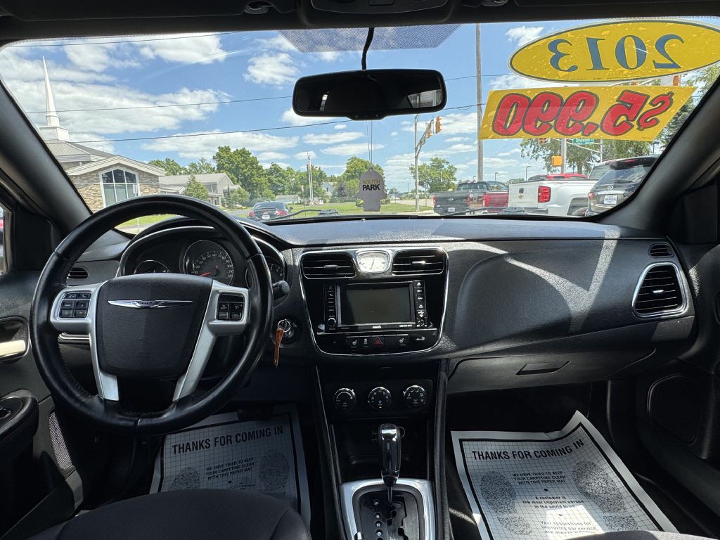 2013 Chrysler 200 Image 15