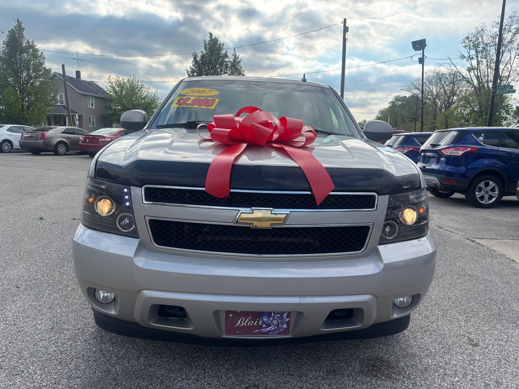 2007 Chevrolet Suburban Image 2