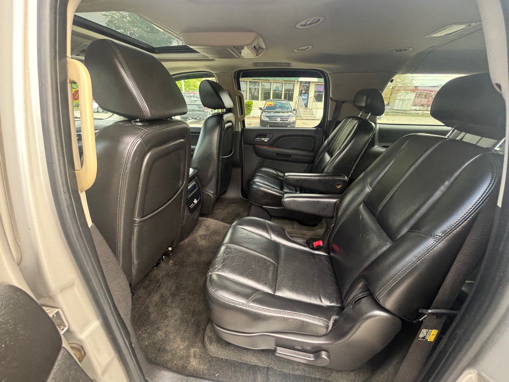 2007 Chevrolet Suburban Image 12