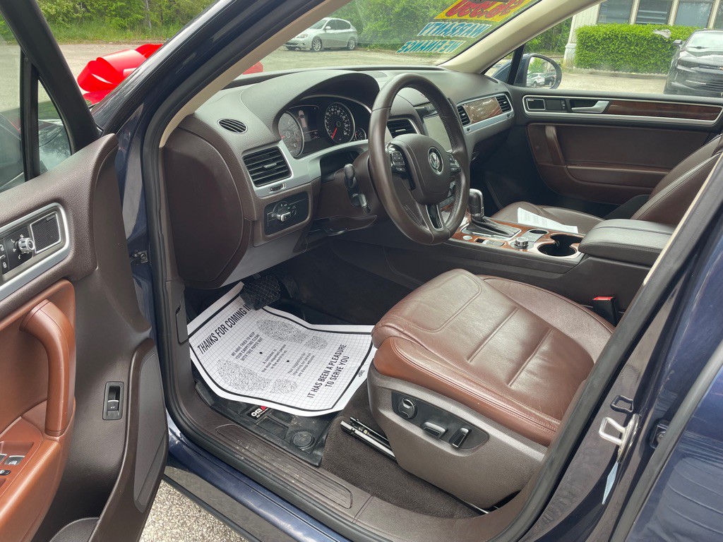 2012 Volkswagen Touareg Image 8