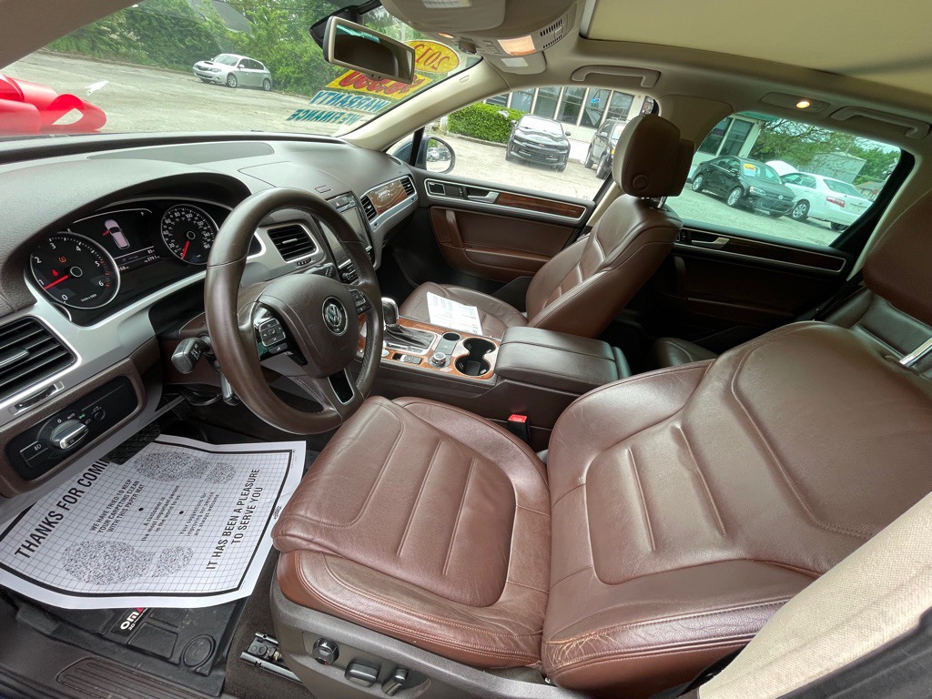 2012 Volkswagen Touareg Image 9