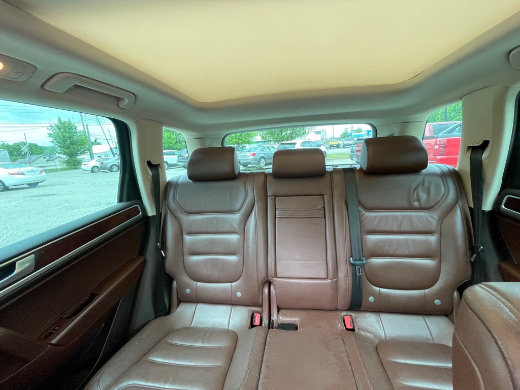 2012 Volkswagen Touareg Image 10