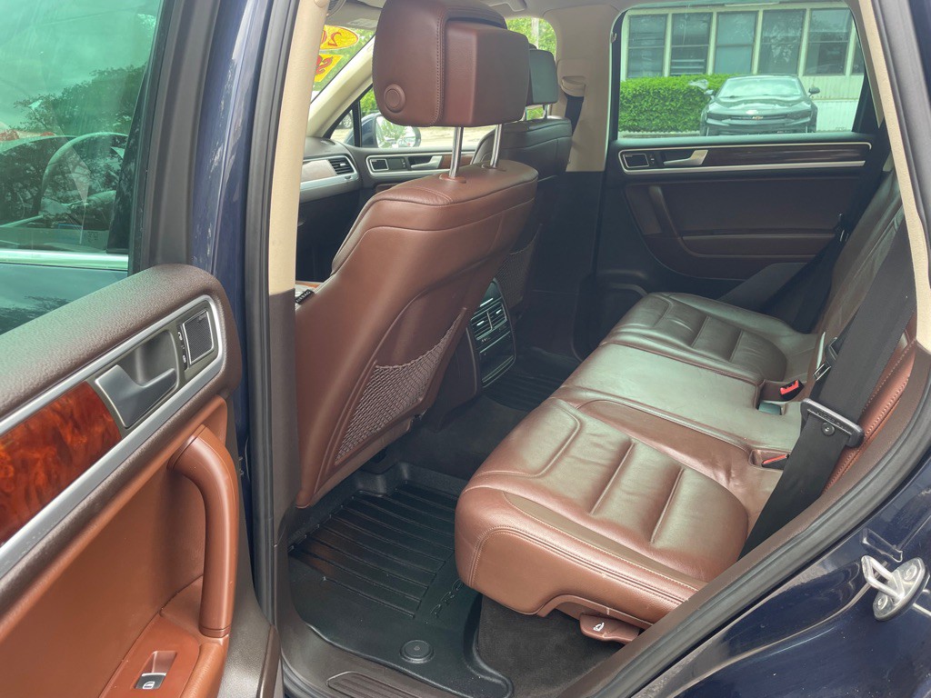 2012 Volkswagen Touareg Image 11