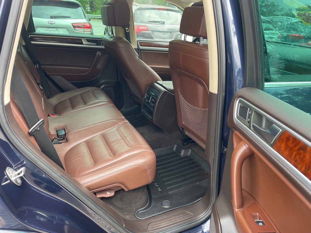 2012 Volkswagen Touareg Image 13