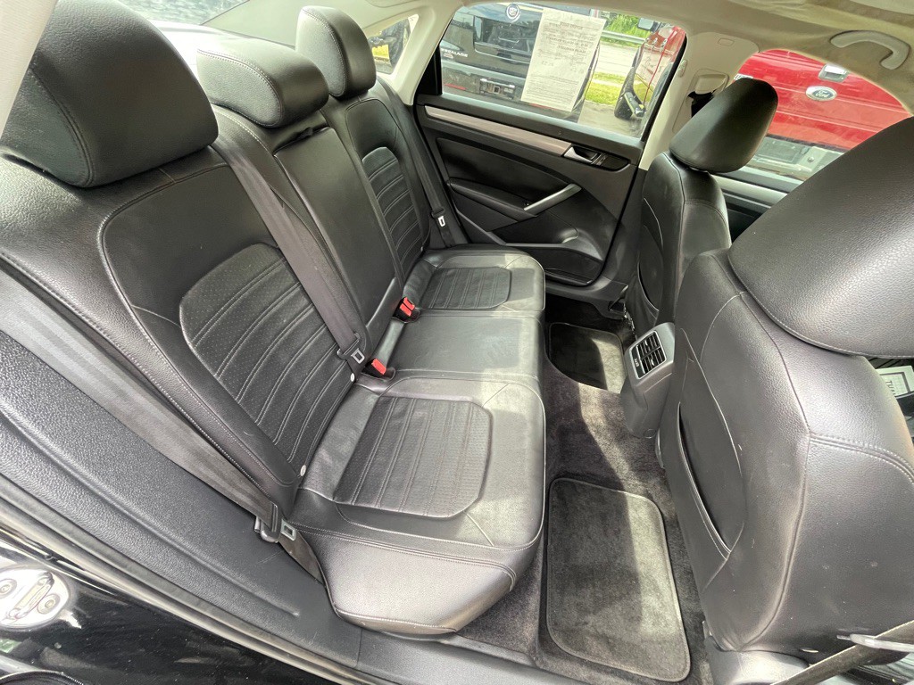 2015 Volkswagen Passat Image 16