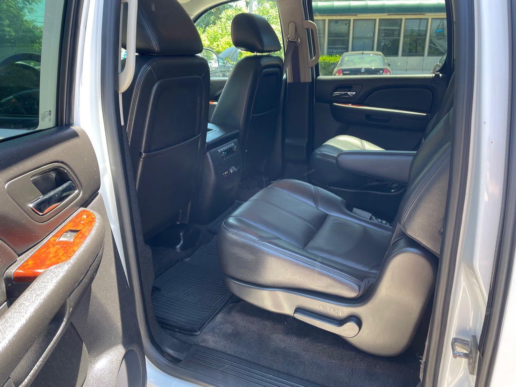 2011 Chevrolet Suburban Image 11