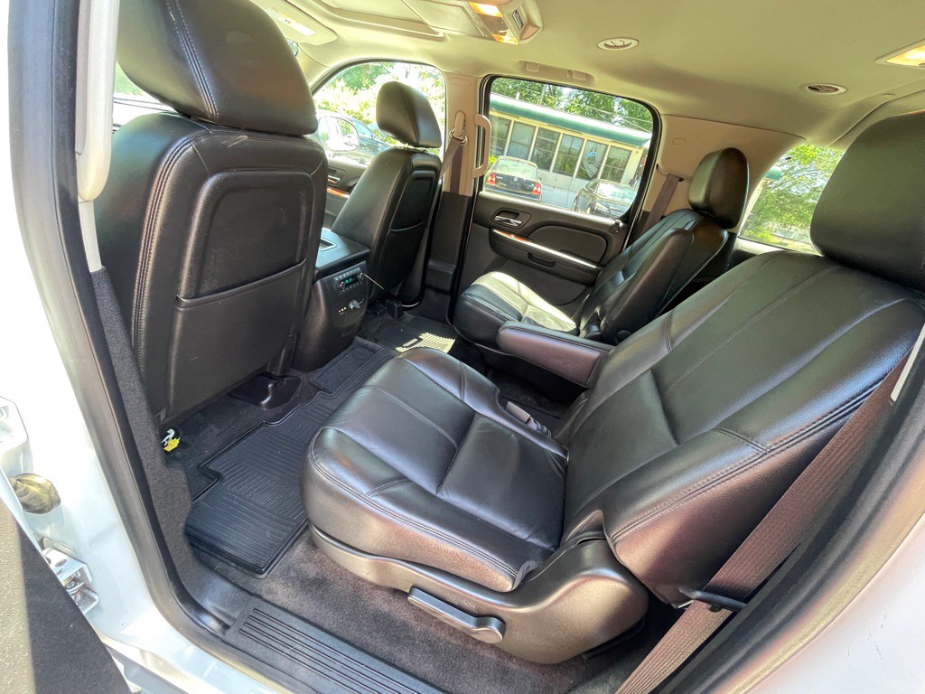2011 Chevrolet Suburban Image 12
