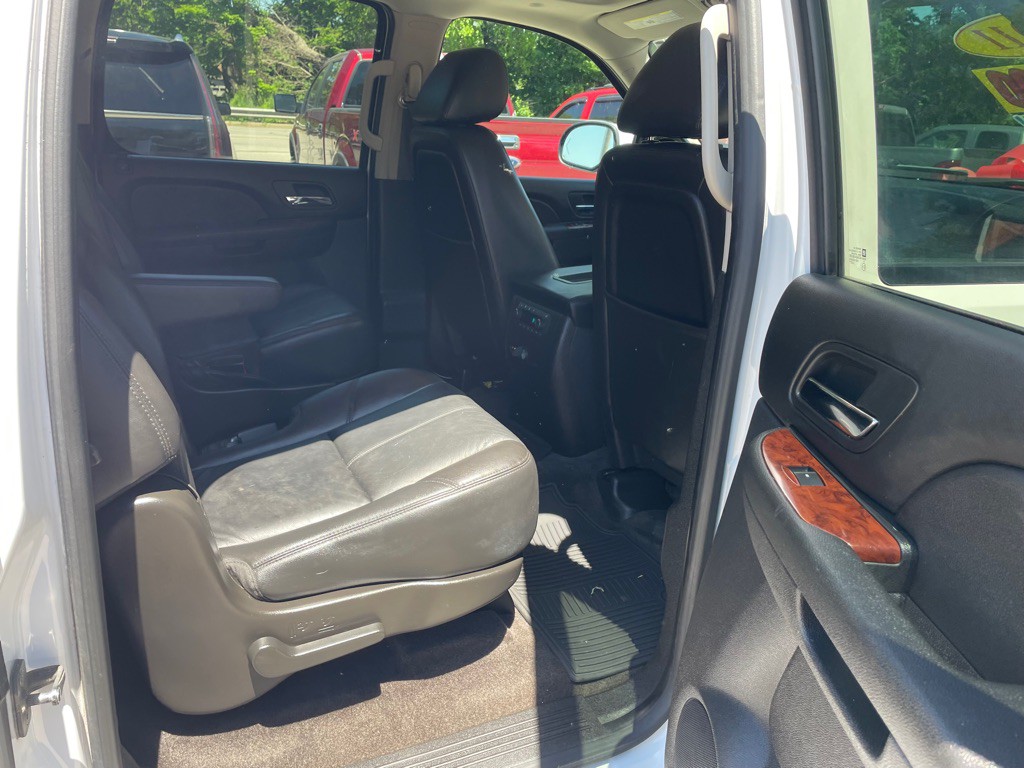 2011 Chevrolet Suburban Image 14