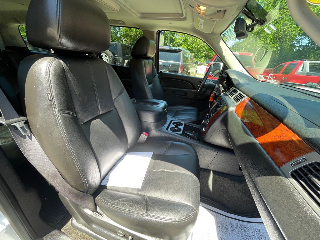 2011 Chevrolet Suburban Image 18