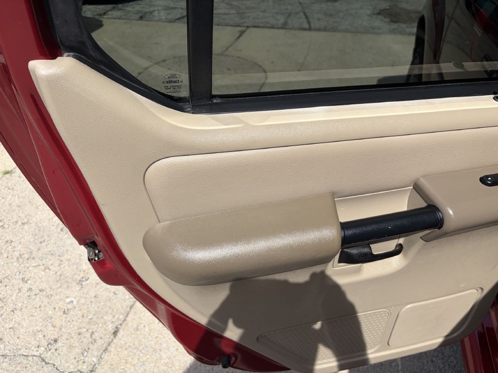2005 Ford Explorer Image 19