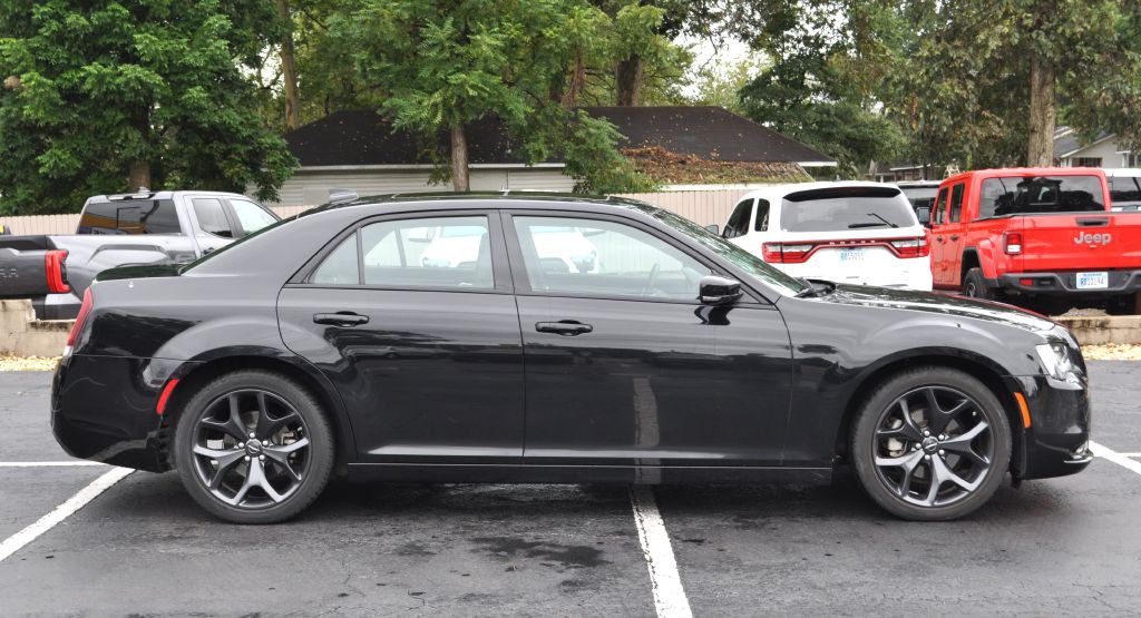 2023 Chrysler 300 Image 2