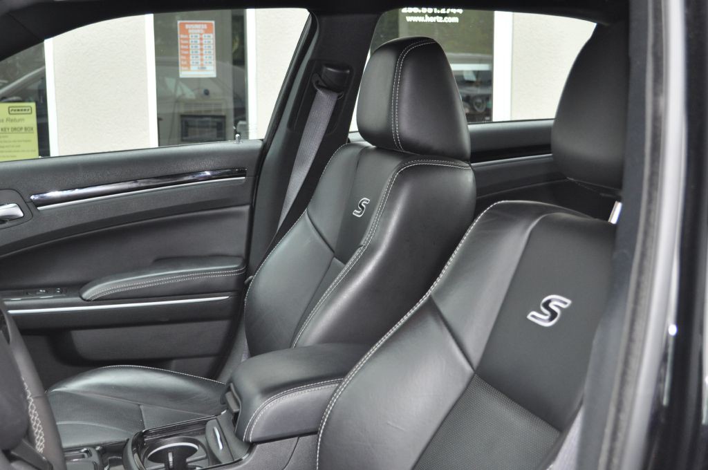 2023 Chrysler 300 Image 7