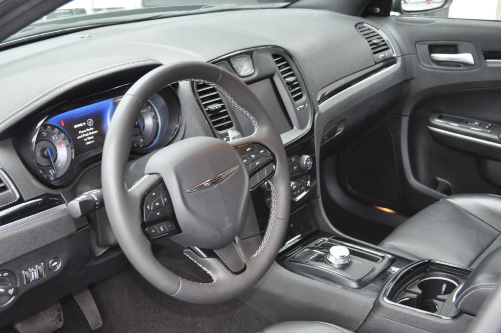 2023 Chrysler 300 Image 8