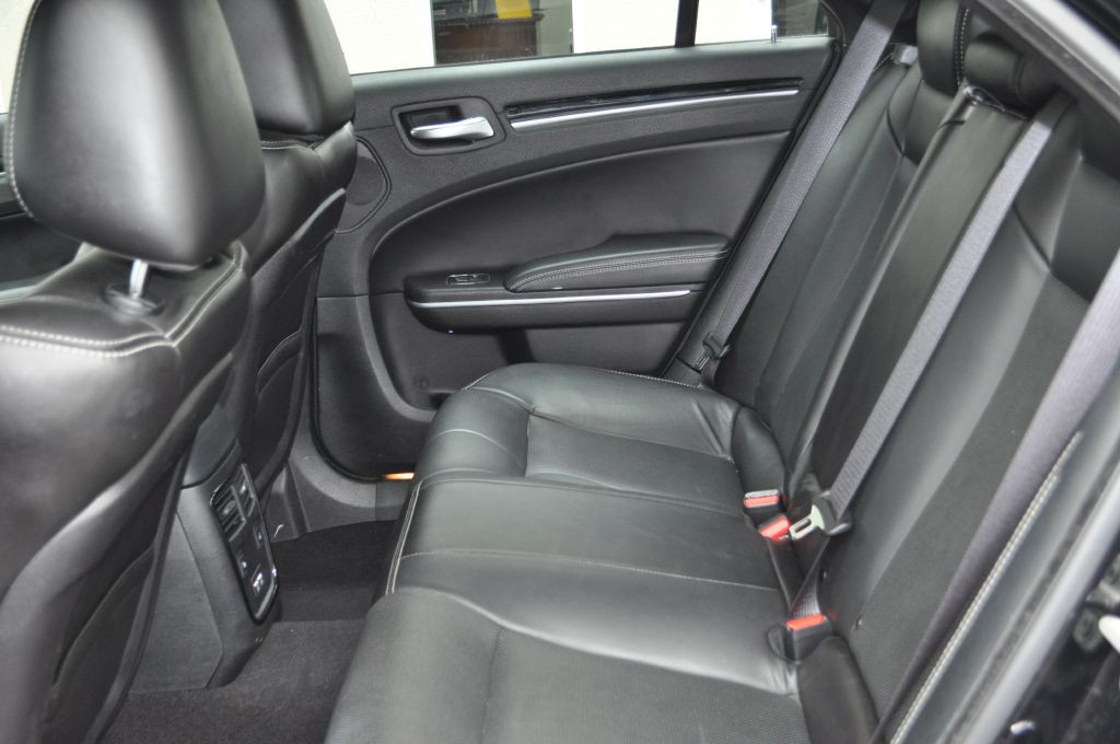 2023 Chrysler 300 Image 16